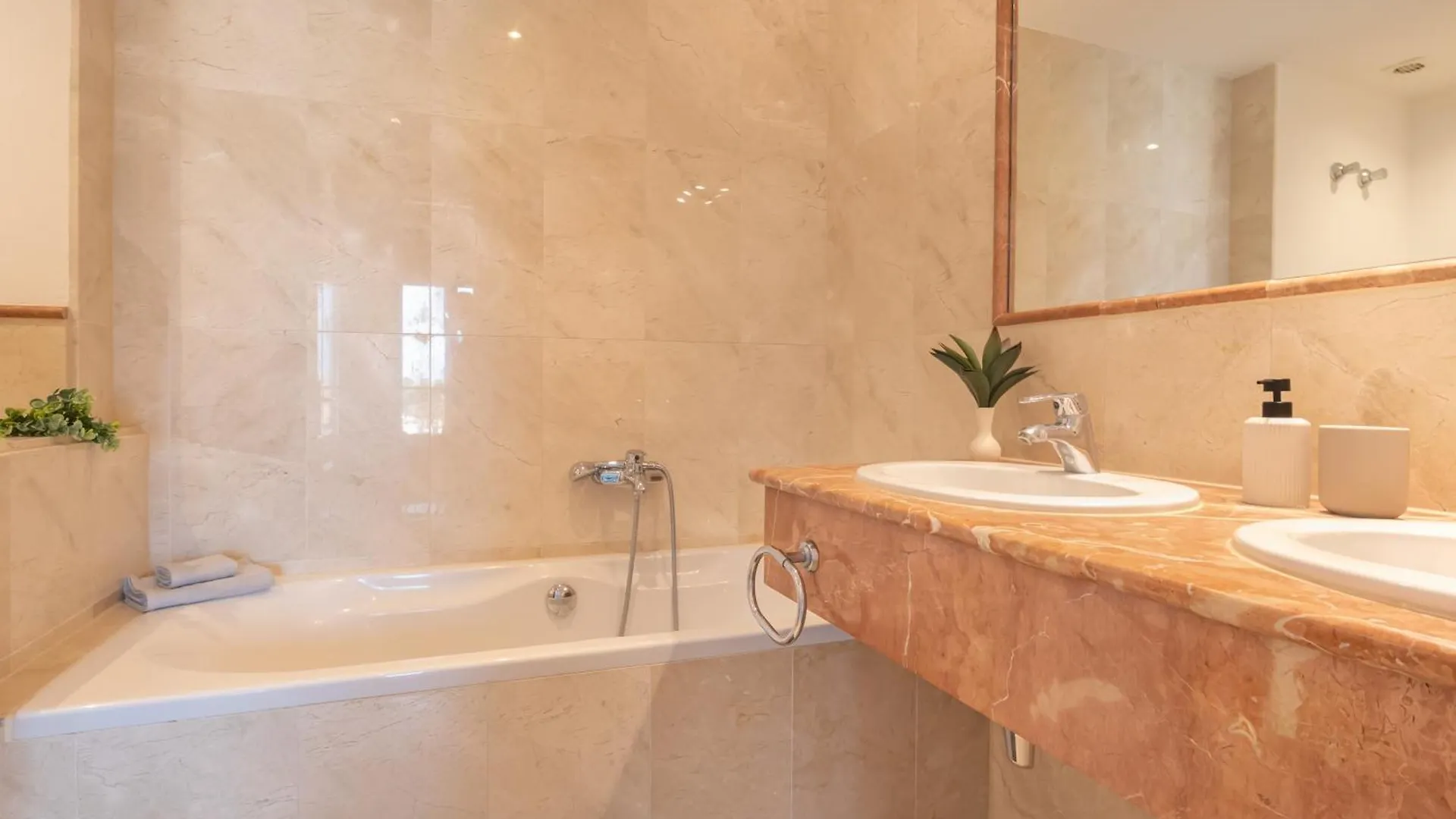 Calma Cascada Seaview Apartment Sitio de Calahonda 0*,  Ισπανία